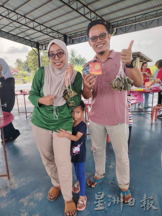 双溪比力裹包比赛,让非华裔也体验裹粽乐趣