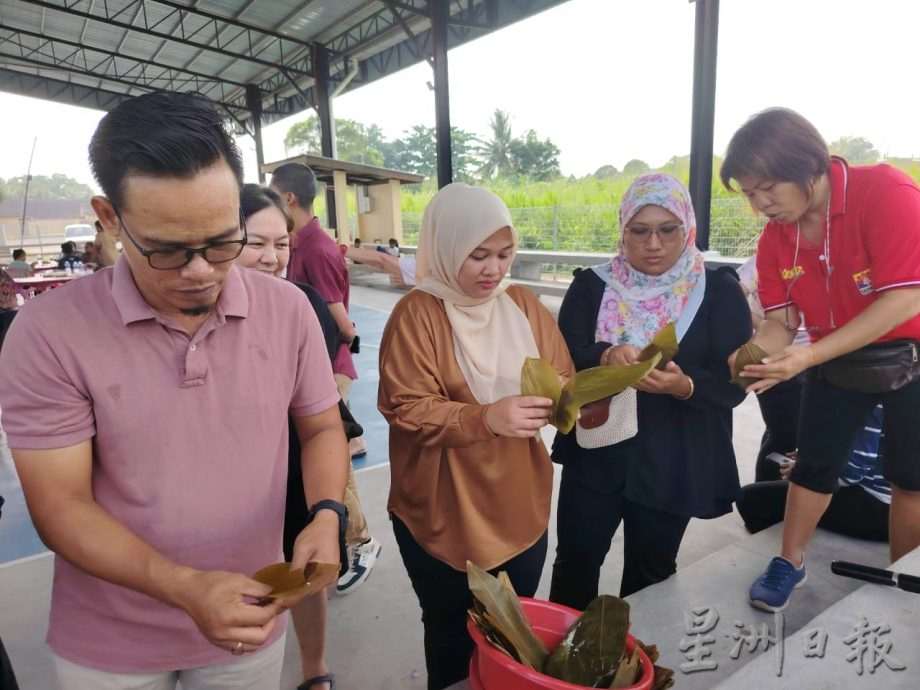 双溪比力裹包比赛,让非华裔也体验裹粽乐趣