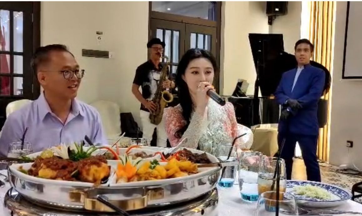 (全国版)范冰冰饭局高歌《月亮代表我的心》