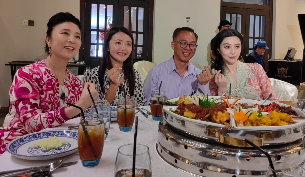 (全国版)范冰冰饭局高歌《月亮代表我的心》