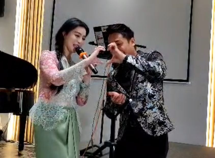 (全国版)范冰冰饭局高歌《月亮代表我的心》