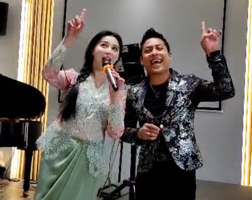 (全国版)范冰冰饭局高歌《月亮代表我的心》