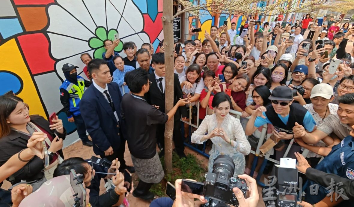 （全国版，请娱乐，大马娱乐）范冰冰为《武媚娘传奇》壁画盖手印