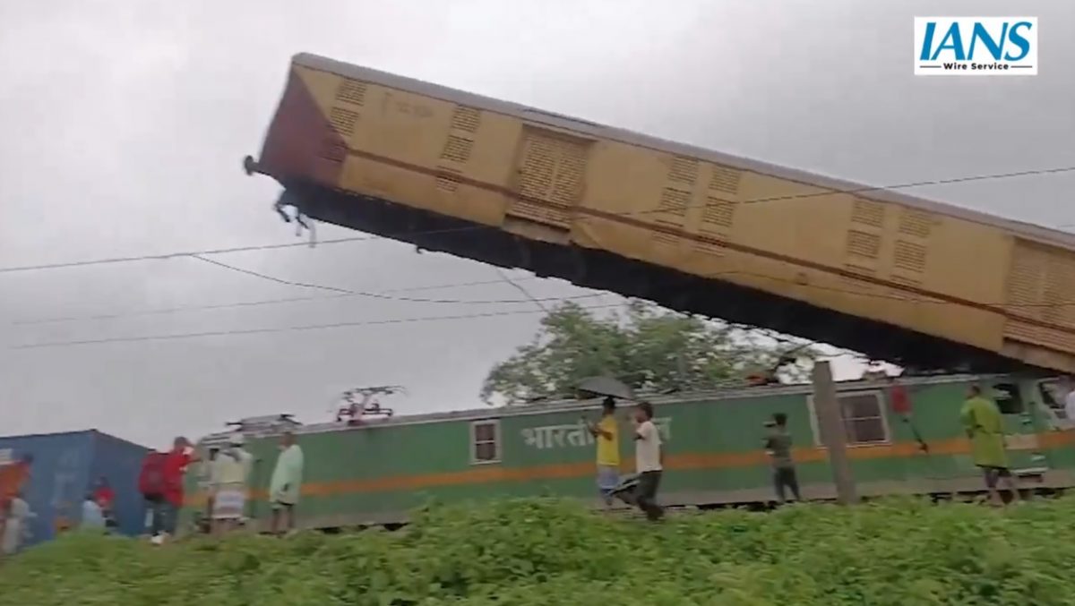 (内附视频)印度火车相撞车厢“腾空堆叠” 酿至少5死
