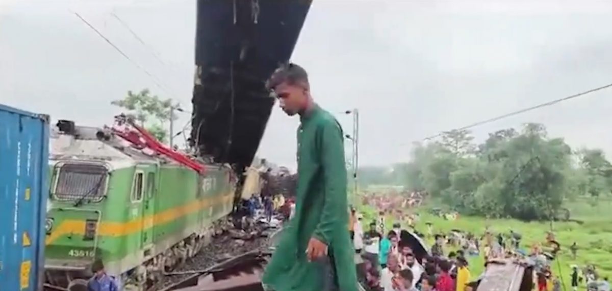 (内附视频)印度火车相撞车厢“腾空堆叠” 酿至少5死