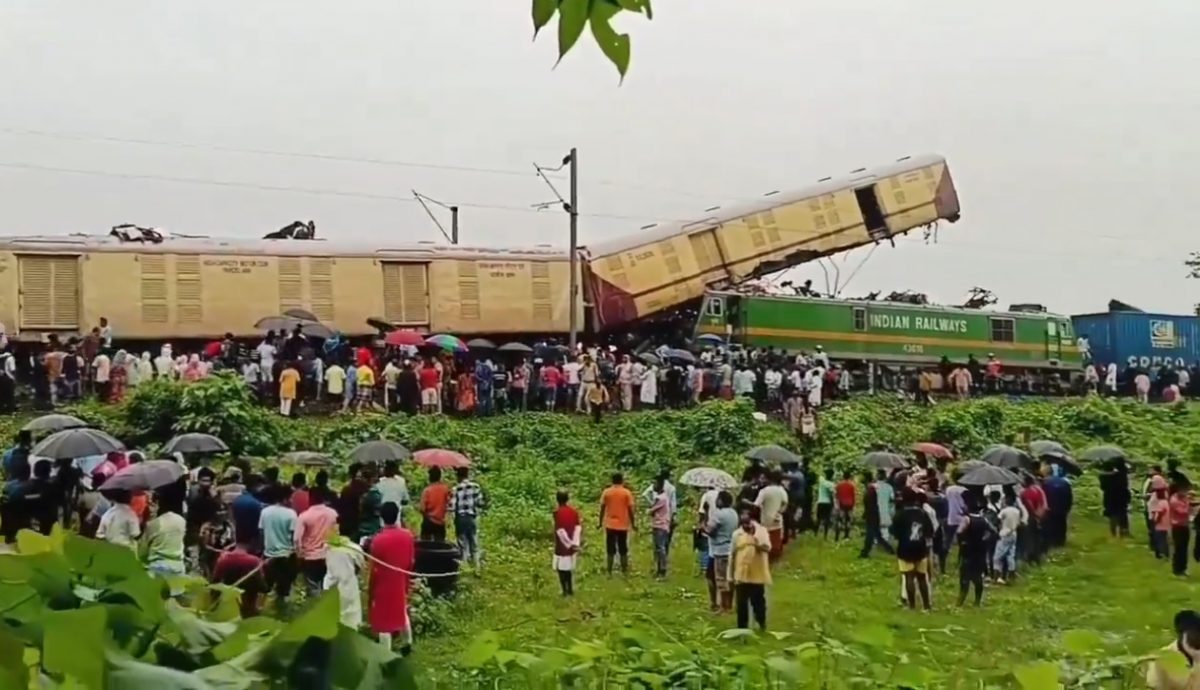 (内附视频)印度火车相撞车厢“腾空堆叠” 酿至少5死
