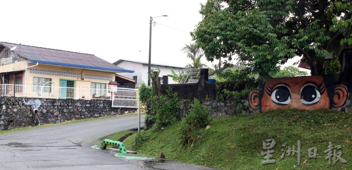 星角摄:万茂新村最熟悉的一道风景—街画