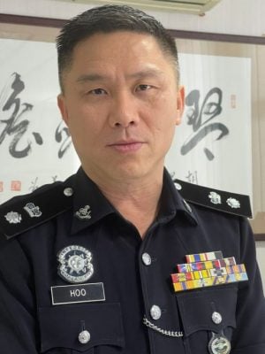 (取代前稿)华妇倒卧车房 儿坐母尸身上被扣查