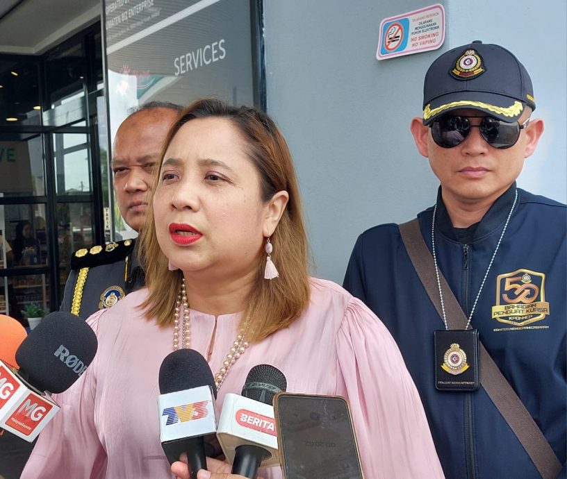 （古城封面主文）外国车子添油被发现