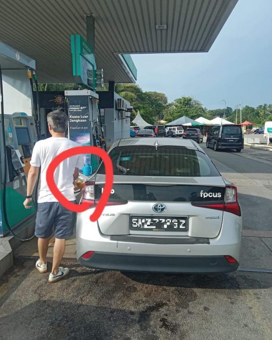 （古城封面主文）外国车子添油被发现