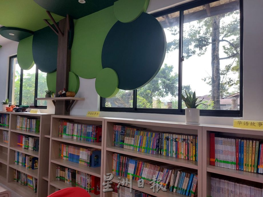 (古城封面主文)姚玉鸾女士与家人捐献一座图书馆予爱极乐华小