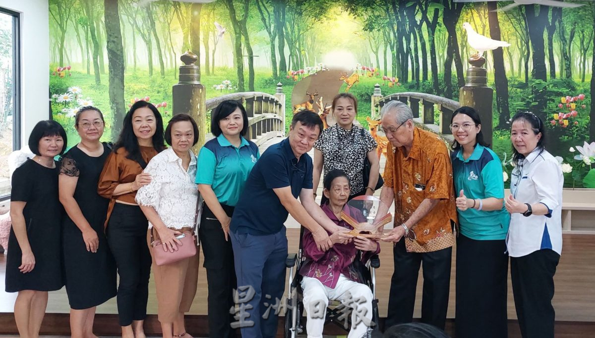 (古城封面主文)姚玉鸾女士与家人捐献一座图书馆予爱极乐华小