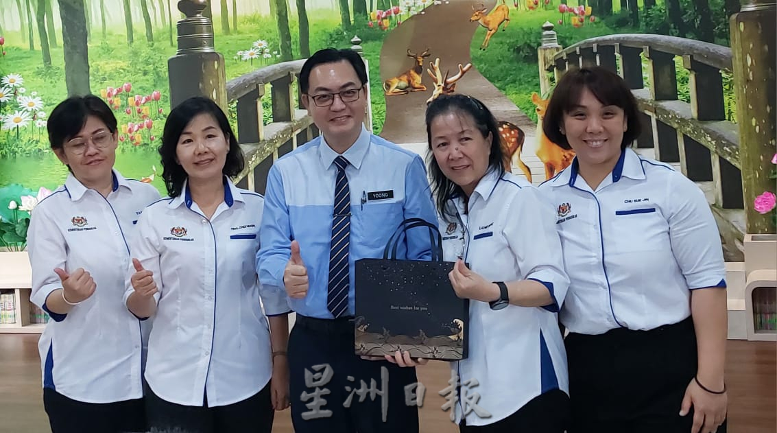 (古城封面主文)姚玉鸾女士与家人捐献一座图书馆予爱极乐华小