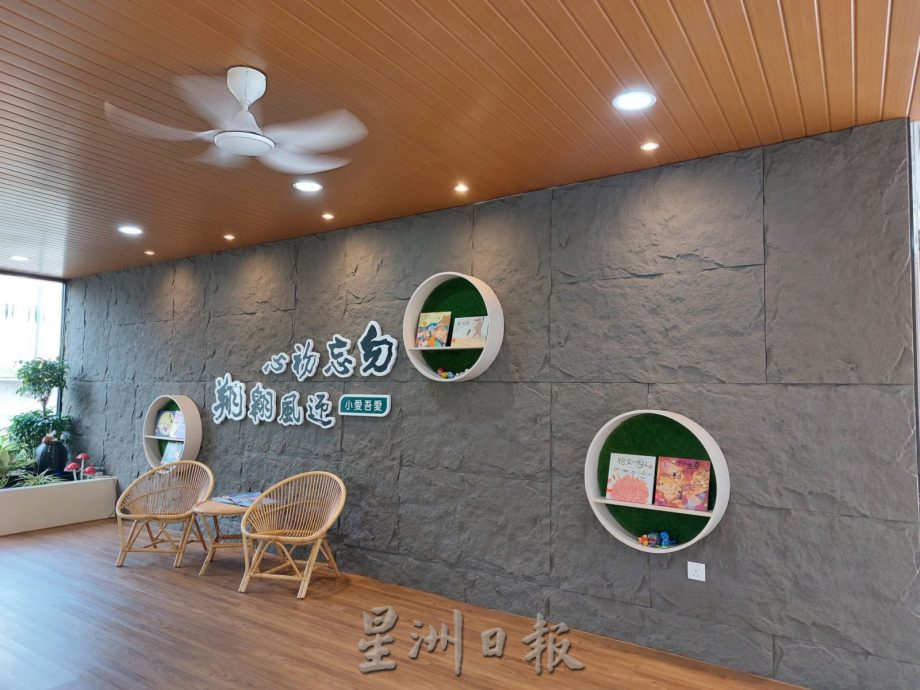 (古城封面主文)姚玉鸾女士与家人捐献一座图书馆予爱极乐华小