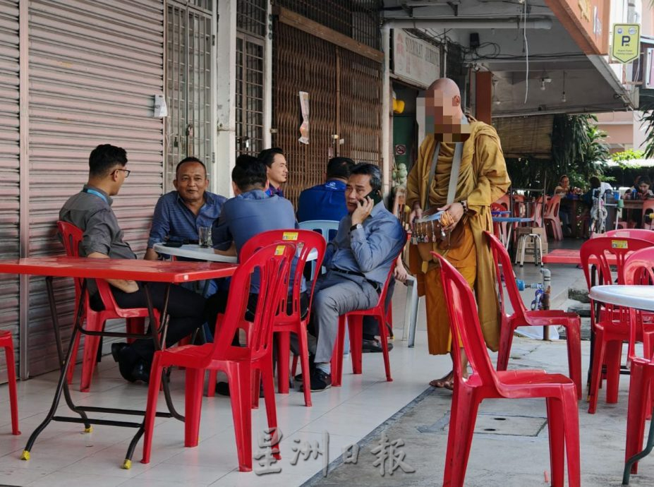 (古城封面主文)疑“假和尚”化缘及兜售物品 刘志俍促勿助长不良风气