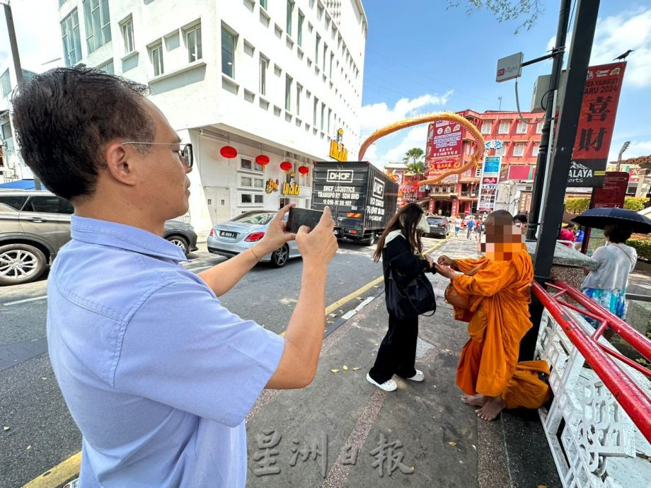 (古城封面主文)疑“假和尚”化缘及兜售物品 刘志俍促勿助长不良风气