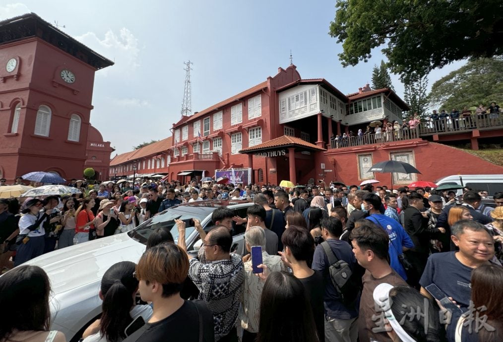 （古城封面主文）范冰冰旋风席卷古城·国内外粉丝热情欢迎