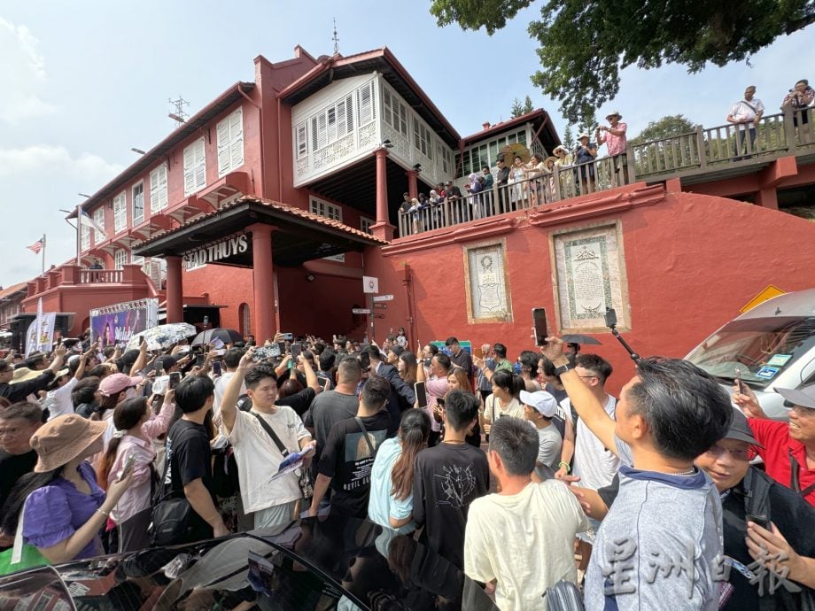 （古城封面主文）范冰冰旋风席卷古城·国内外粉丝热情欢迎
