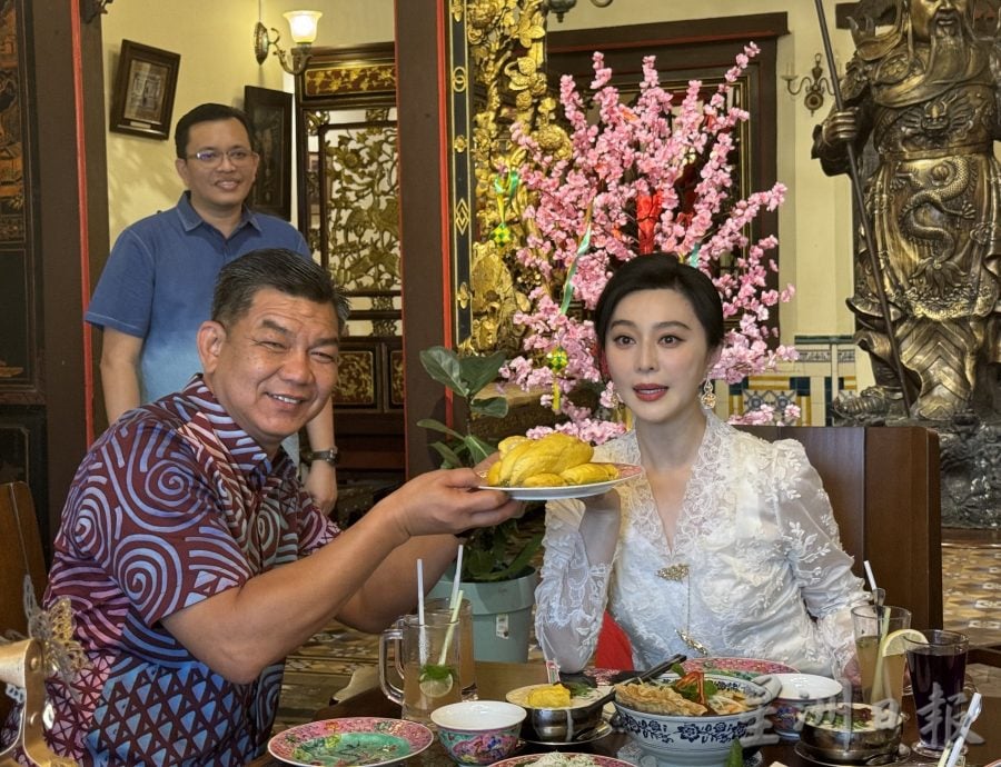 (古城封面主文)范冰冰旋风席卷古城·国内外粉丝热情欢迎