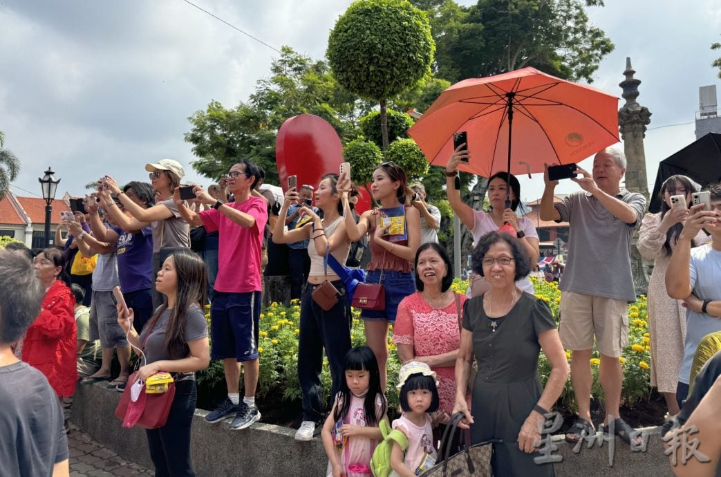 （古城封面主文）范冰冰旋风席卷古城·国内外粉丝热情欢迎