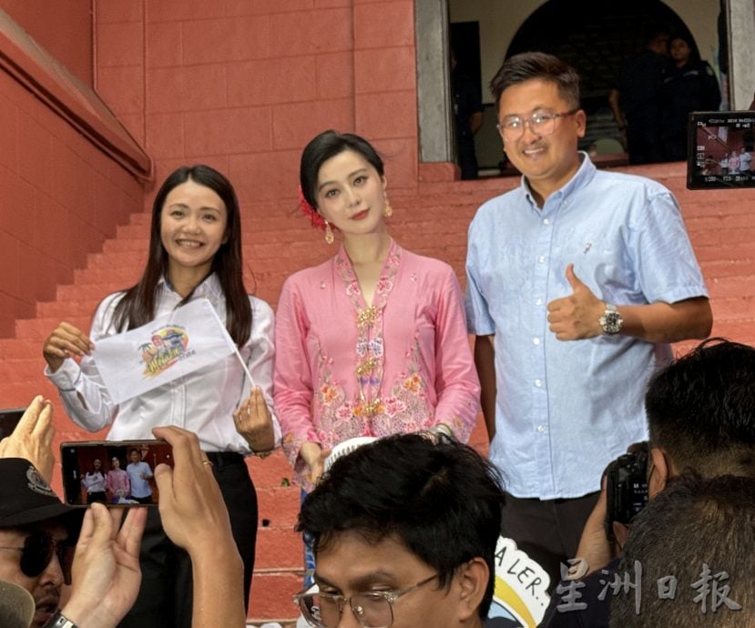 (古城封面主文)范冰冰旋风席卷古城·国内外粉丝热情欢迎