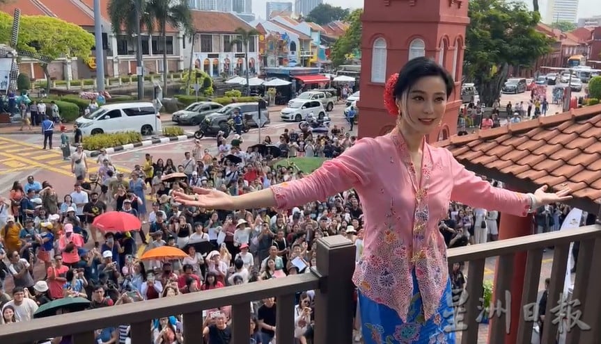 （古城封面主文）范冰冰旋风席卷古城·国内外粉丝热情欢迎