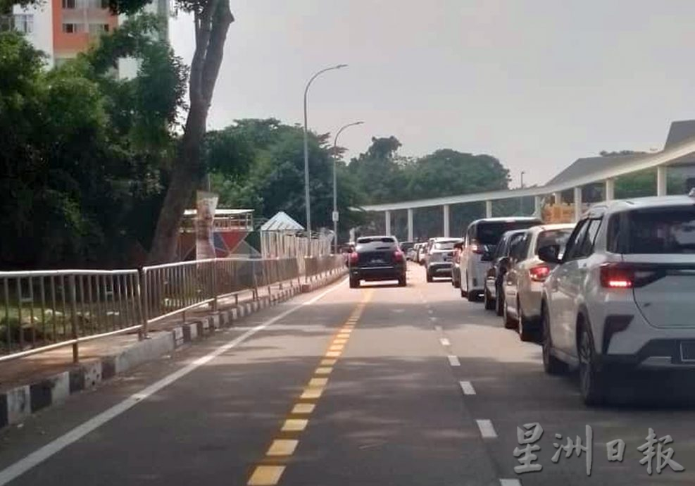 (古城封面主文)车辆脚车共用车道·市民遭交警提醒勿占线