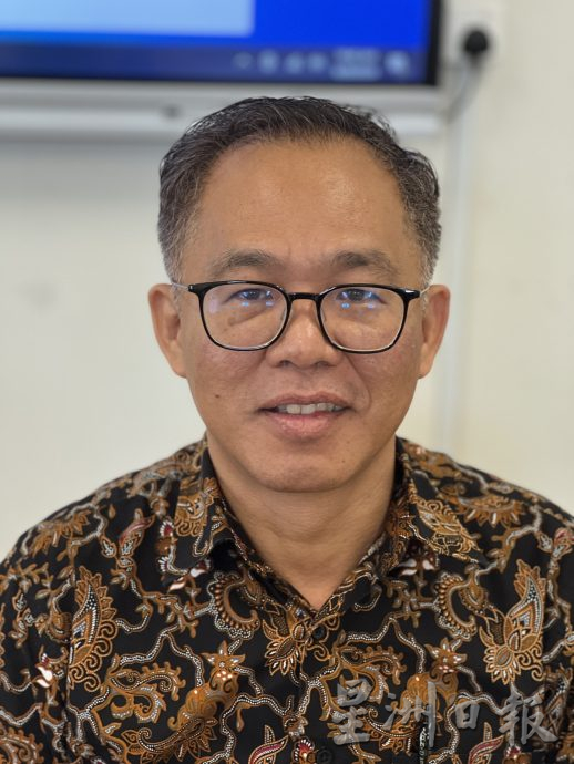 (古城封面主文)车辆脚车共用车道·市民遭交警提醒勿占线