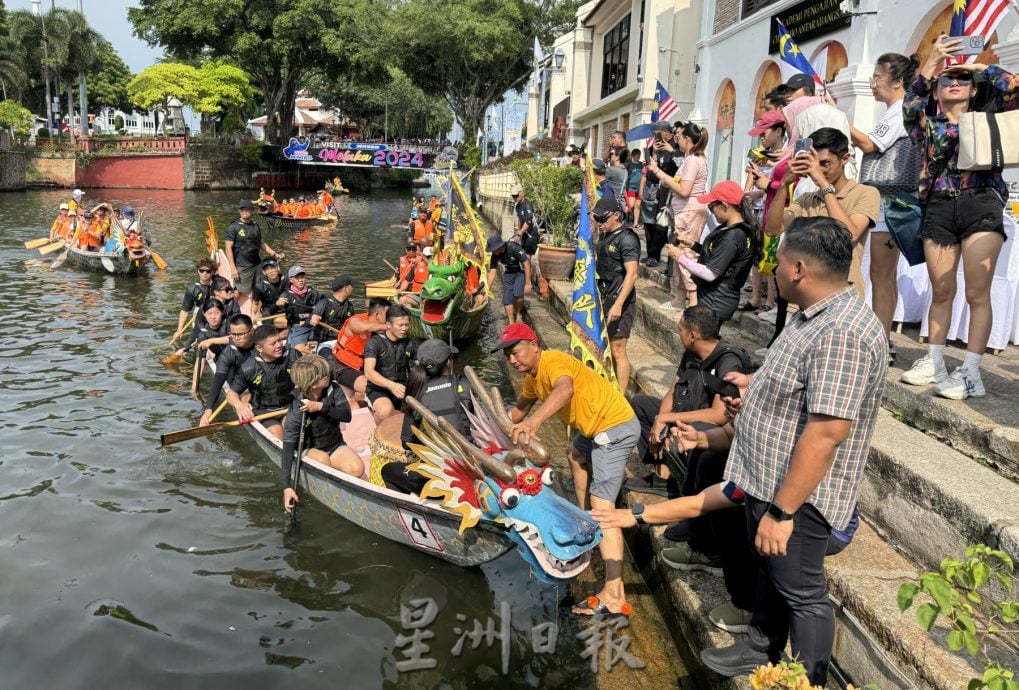 (古城封面主文)首长主持端午节游龙舟活动开幕