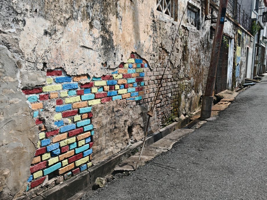 (古城封面副文)武牙拉也后巷壁画失修,梁证法盼政府配合非政府组织重规划