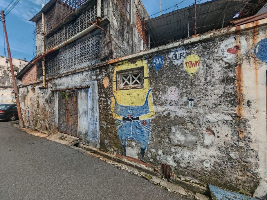 (古城封面副文)武牙拉也后巷壁画失修,梁证法盼政府配合非政府组织重规划