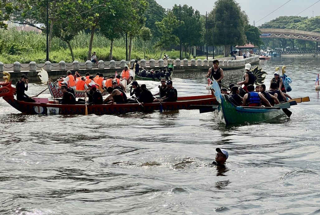 (古城封面副文)龙舟意外碰撞·舵手坠河引哗然