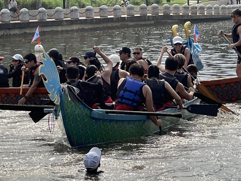 (古城封面副文)龙舟意外碰撞·舵手坠河引哗然