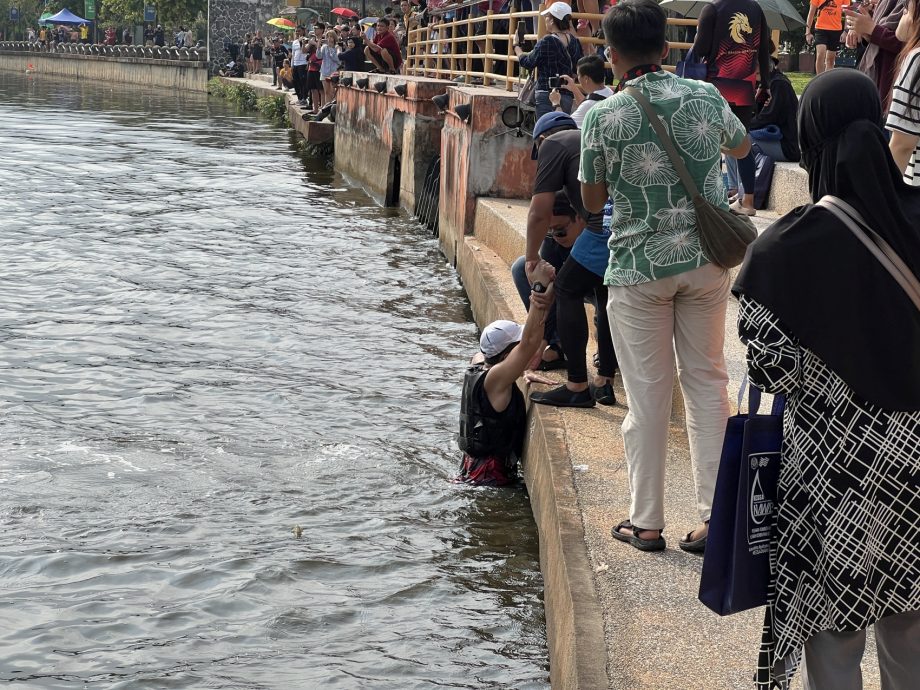 (古城封面副文)龙舟意外碰撞·舵手坠河引哗然