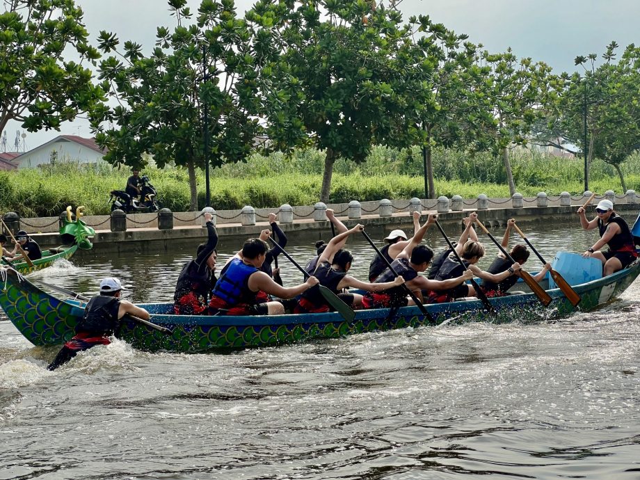 (古城封面副文)龙舟意外碰撞·舵手坠河引哗然
