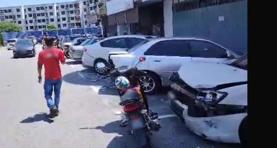 (古城版主文,请换版头)老翁轿车失控连撞多辆停放路旁轿车