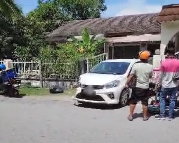 (古城版主文,请换版头)老翁轿车失控连撞多辆停放路旁轿车