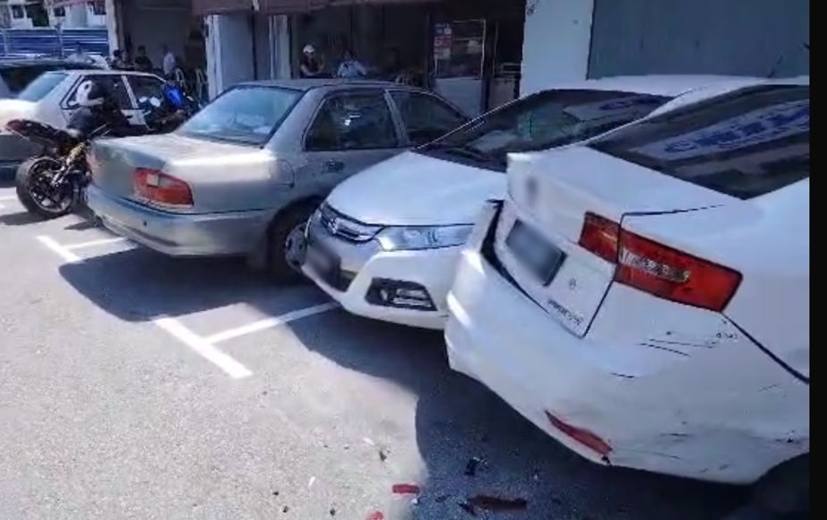 (古城版主文,请换版头)老翁轿车失控连撞多辆停放路旁轿车