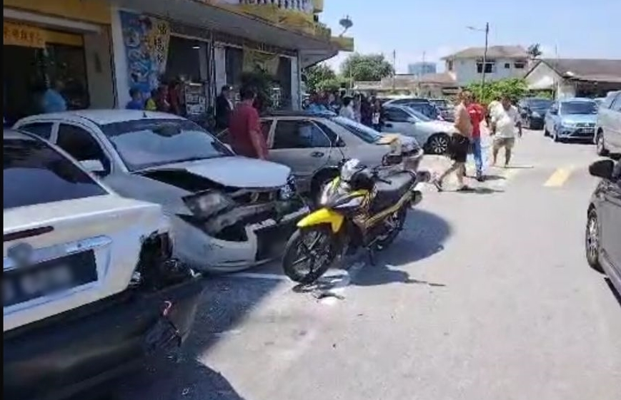 (古城版主文,请换版头)老翁轿车失控连撞多辆停放路旁轿车