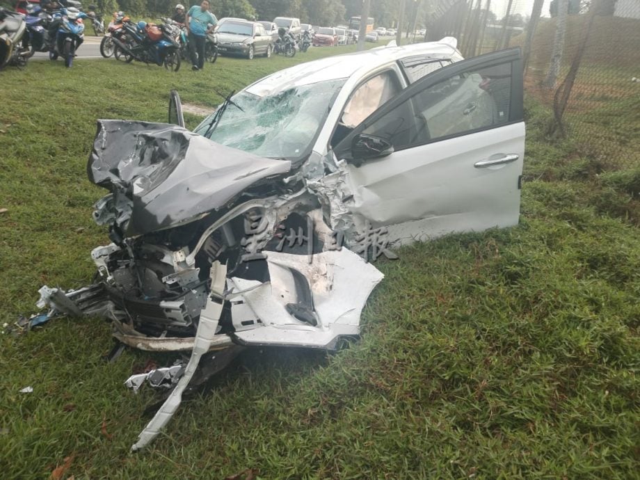 (古城版)轿车失控撞1车2摩托,1骑士死亡