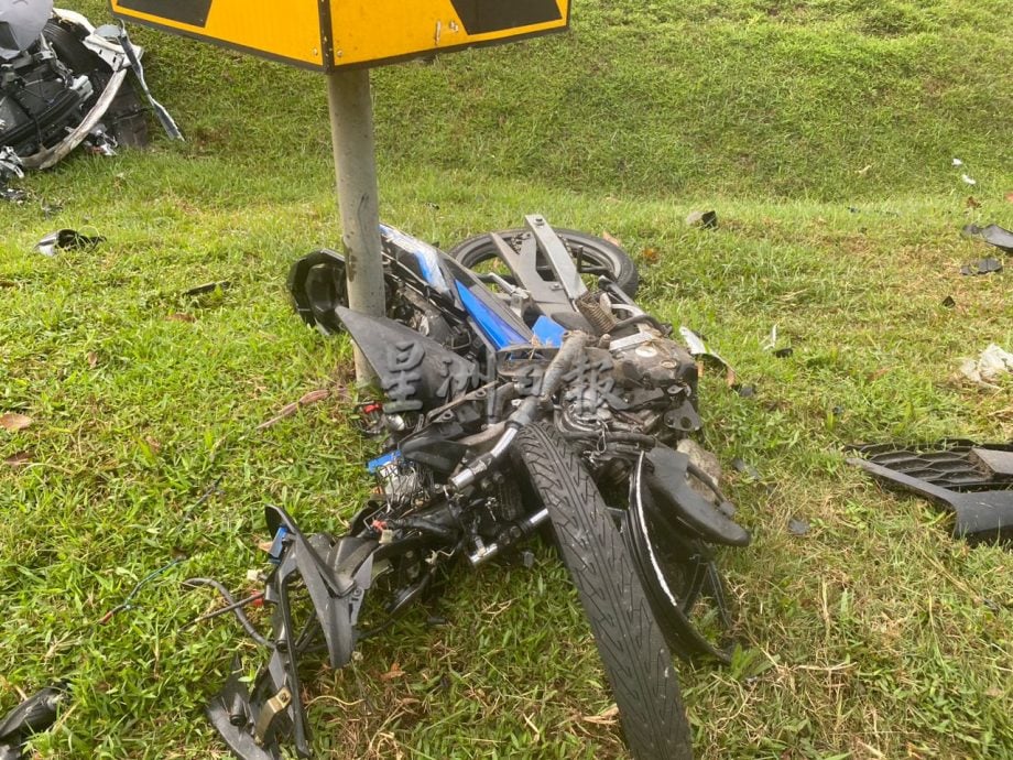 (古城版)轿车失控撞1车2摩托,1骑士死亡