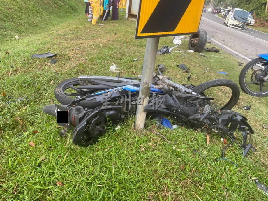(古城版)轿车失控撞1车2摩托,1骑士死亡