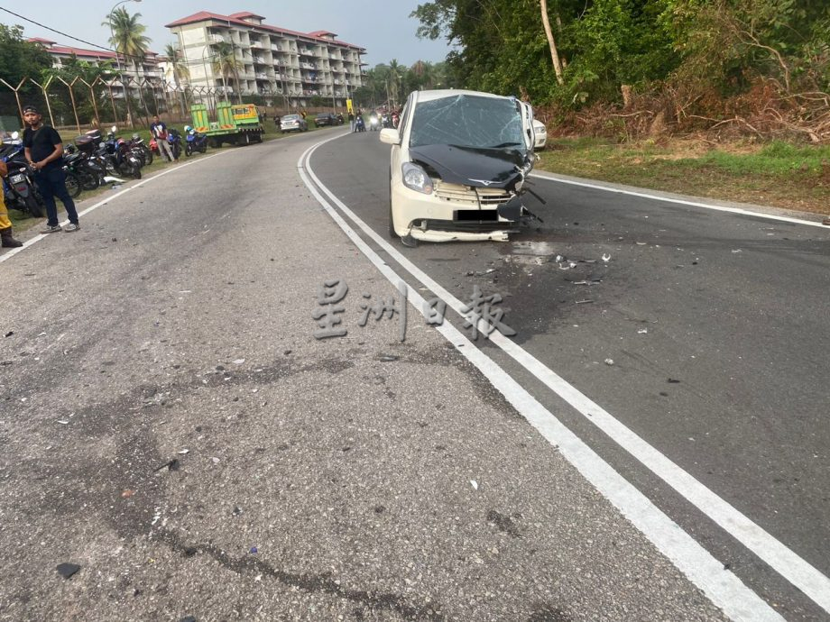 (古城版)轿车失控撞1车2摩托,1骑士死亡