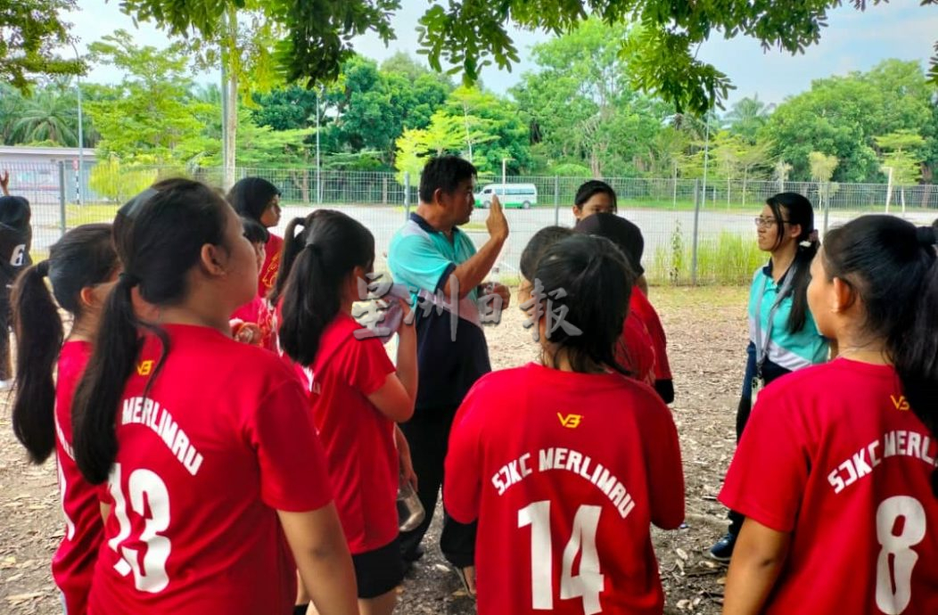 （古城第七版主文）万里茂华小迎来2位女子排球州代表