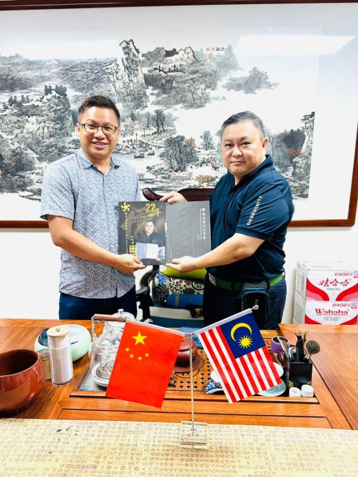 (古城第七版主文)郑成幸前往深圳拜会油画大师胡一斐:中马关系始终走在中国同东盟国家关系前列