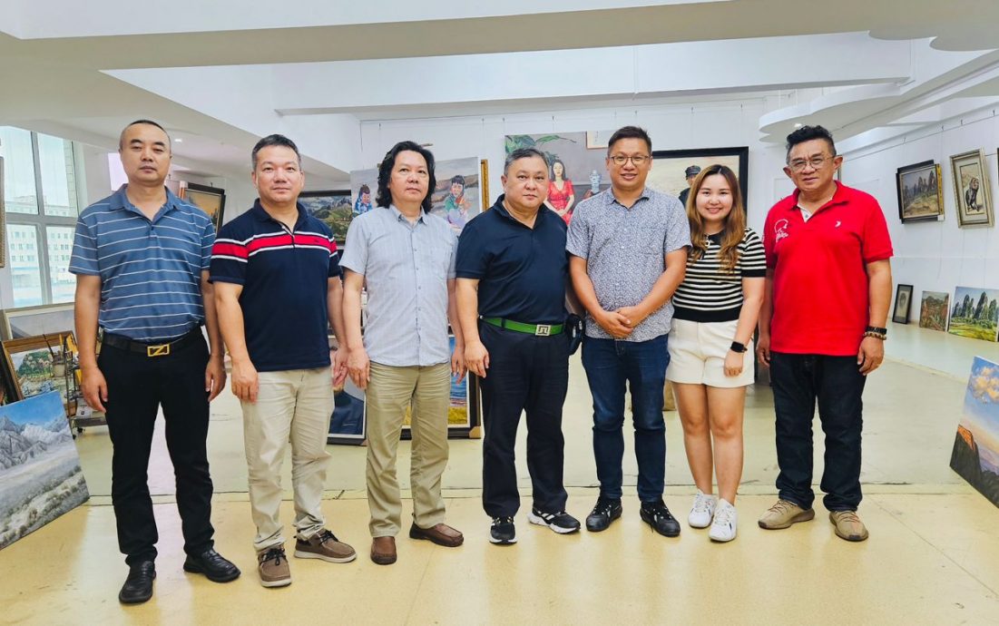 (古城第七版主文)郑成幸前往深圳拜会油画大师胡一斐:中马关系始终走在中国同东盟国家关系前列