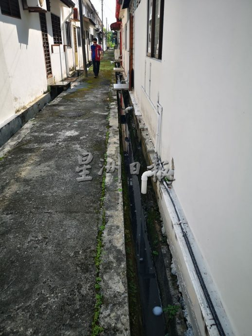 (古城第三版主文)巴当知甲黄金海岸花园第五及第七路后巷沟渠年久失修