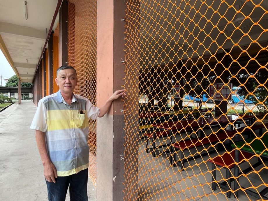 (古城第三版主文)校方在食堂安装围网,解决困扰多年的乌鸦干扰学生用餐问题