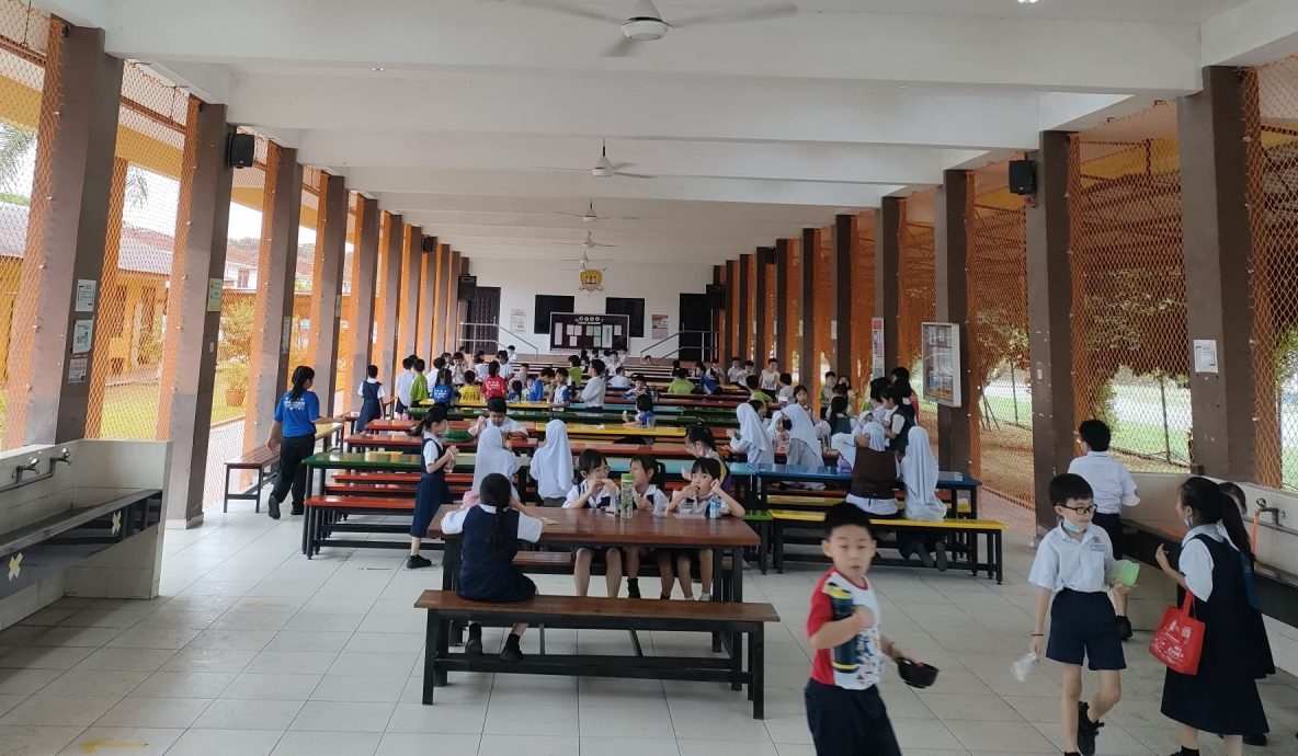 (古城第三版主文)校方在食堂安装围网,解决困扰多年的乌鸦干扰学生用餐问题