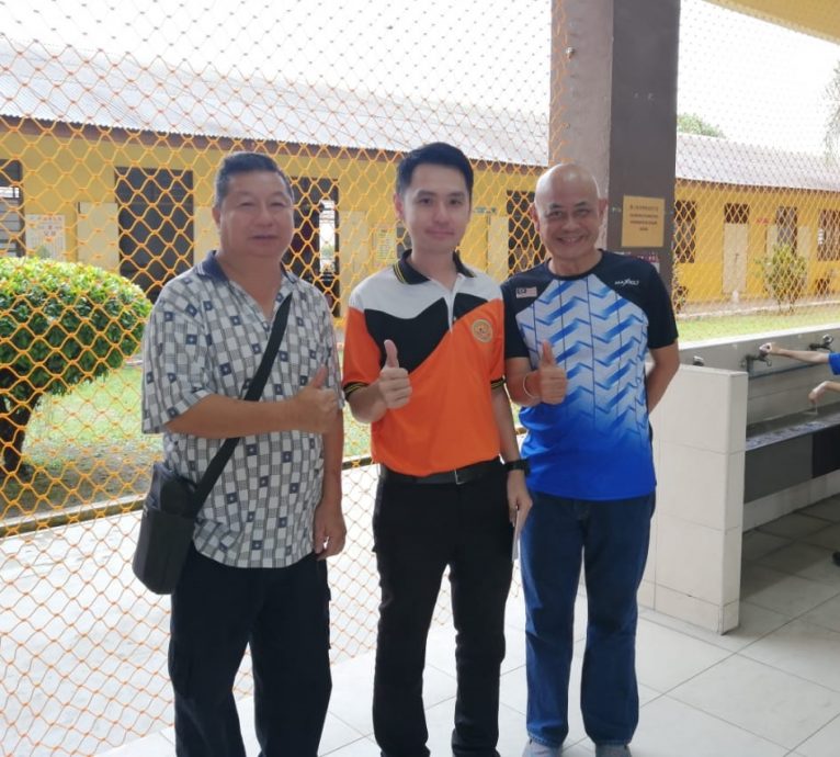 (古城第三版主文)校方在食堂安装围网,解决困扰多年的乌鸦干扰学生用餐问题